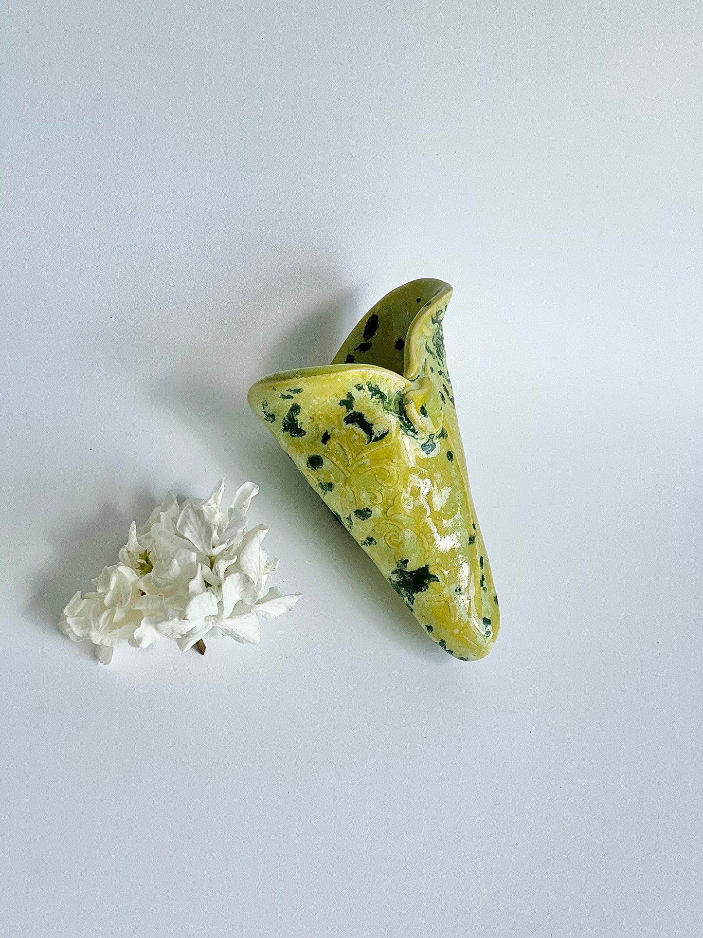 Ceramic Heart Shaped Bouquet Magnet (Variety of Colors)