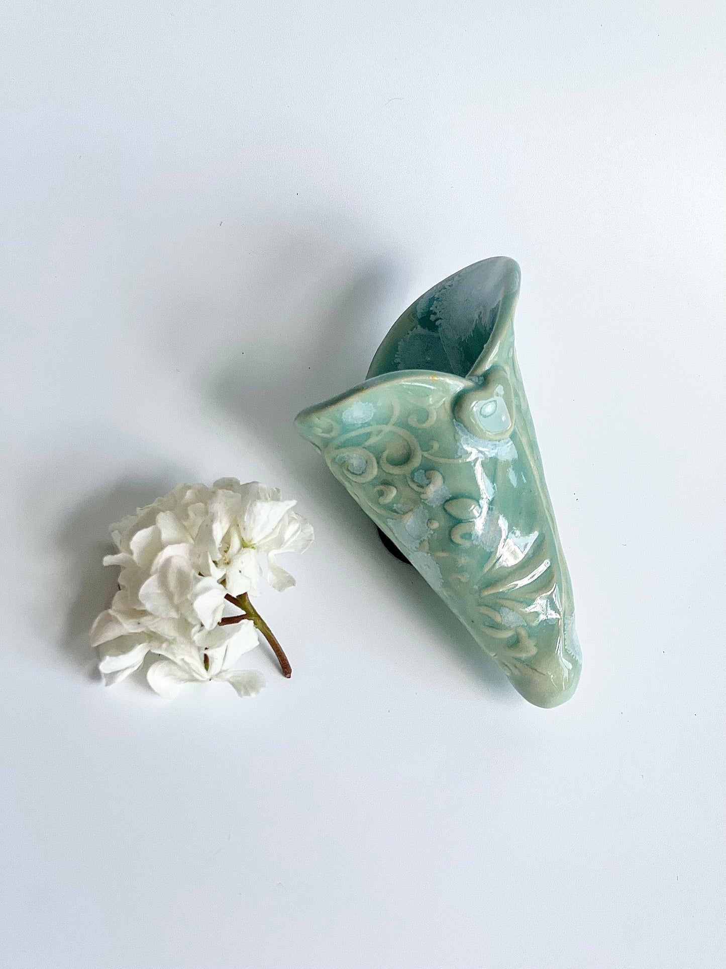 Ceramic Heart Shaped Bouquet Magnet (Variety of Colors)